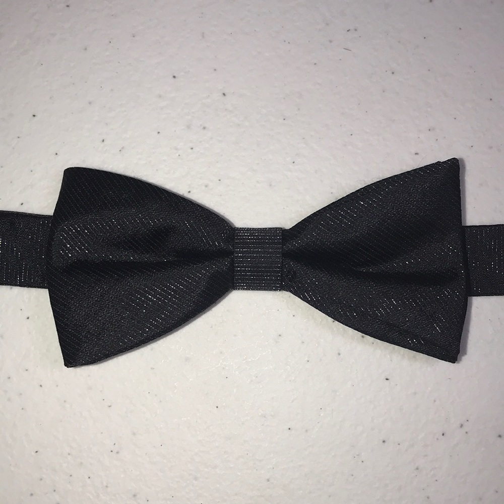 Van Heusen, Bow Tie, Like New, Black & Silver Pinstripe Design